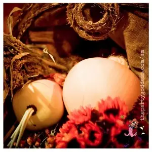 10 Thanksgiving & Fall Decor Ideas - cornucopia close-up image