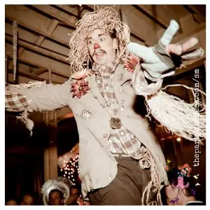 10 Thanksgiving & Fall Decor Ideas - scarecrow image