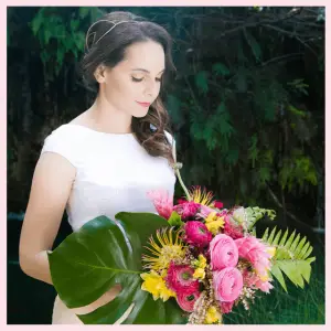 2018 Wedding Trends From Around The Globe! - bride with colorful flower bouquet