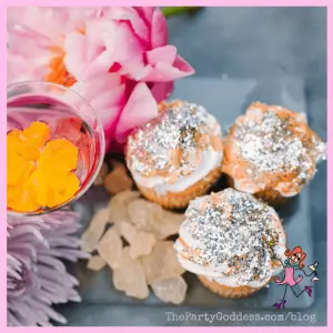 2018 Wedding Trends From Around The Globe! - 3 cupcakes with glitter